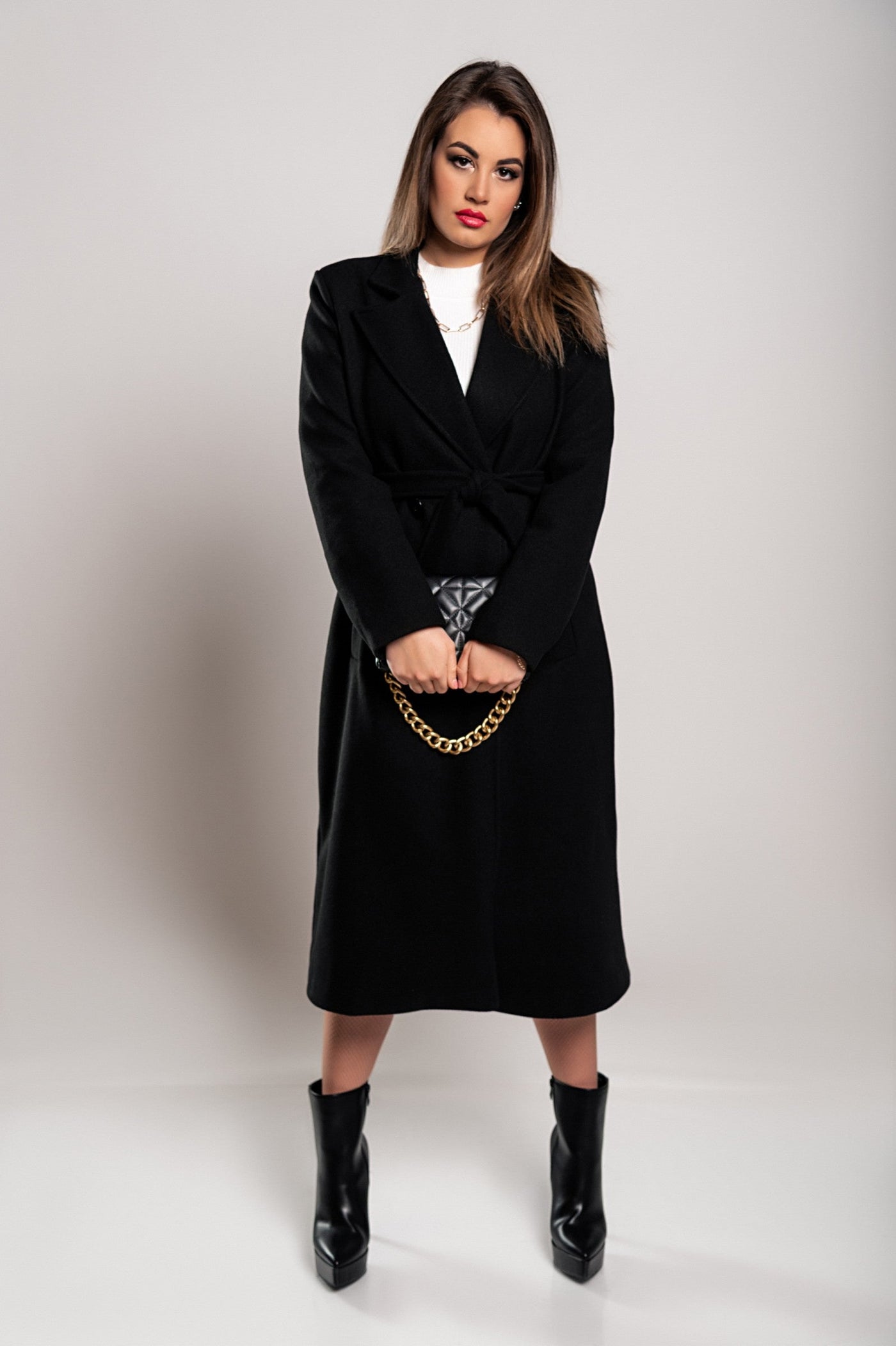 Elegant women's long coat with button closure and sophisticated design