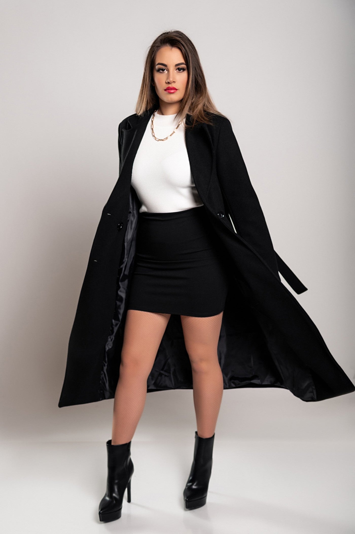 Elegant women's long coat with button closure and sophisticated design