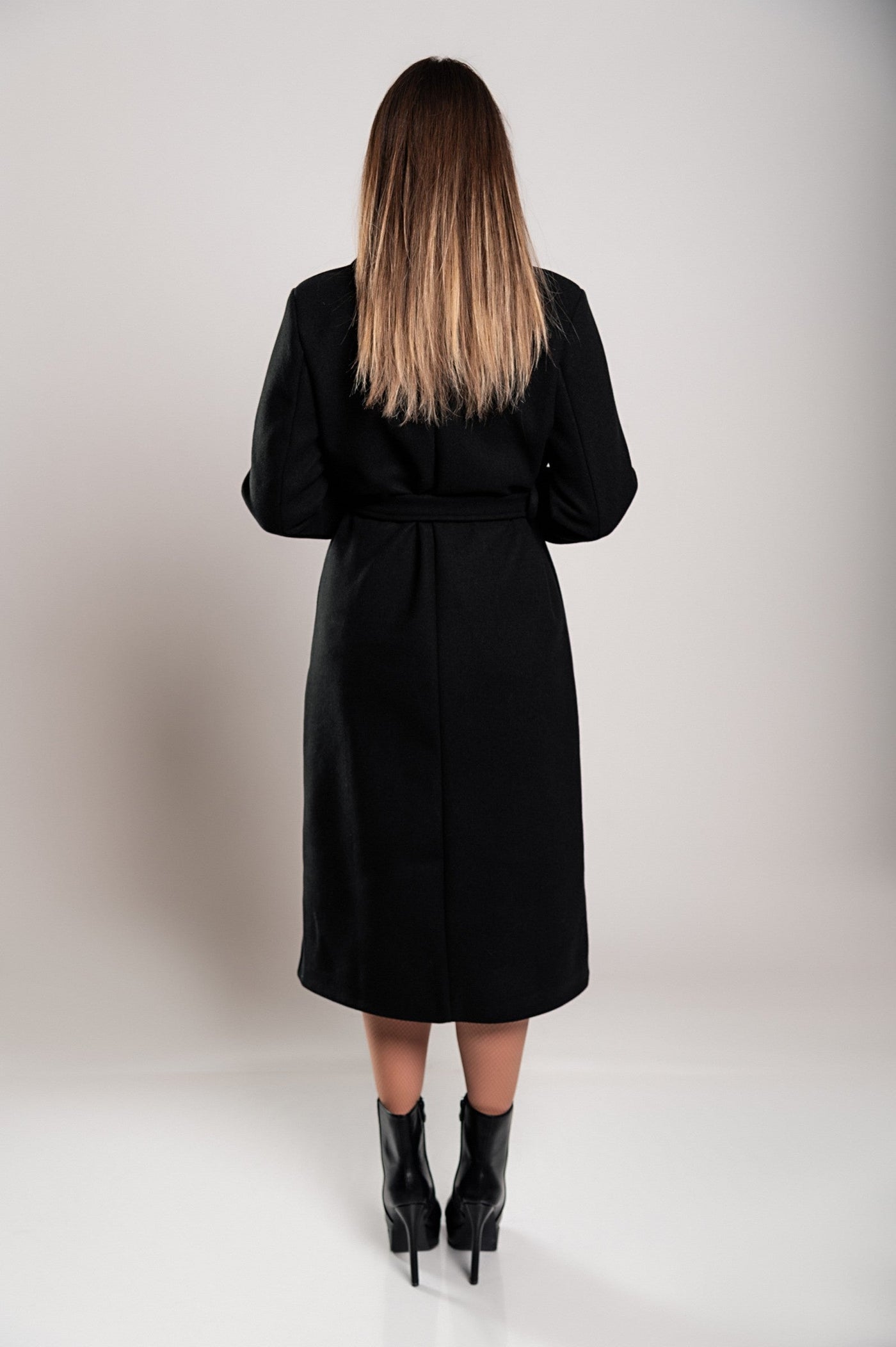 Elegant women's long coat with button closure and sophisticated design