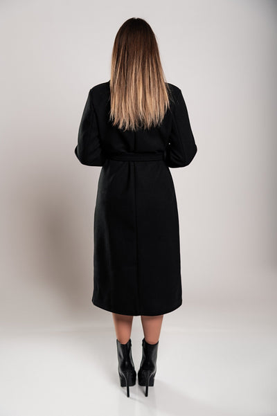 Elegant women's long coat with button closure and sophisticated design