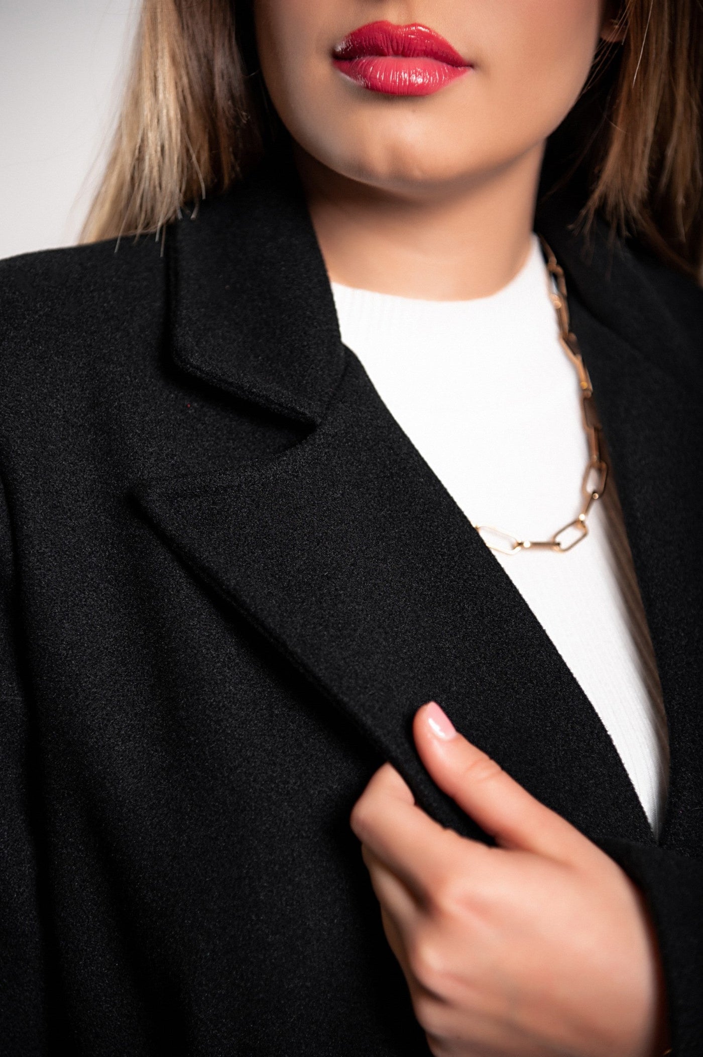 Elegant women's long coat with button closure and sophisticated design