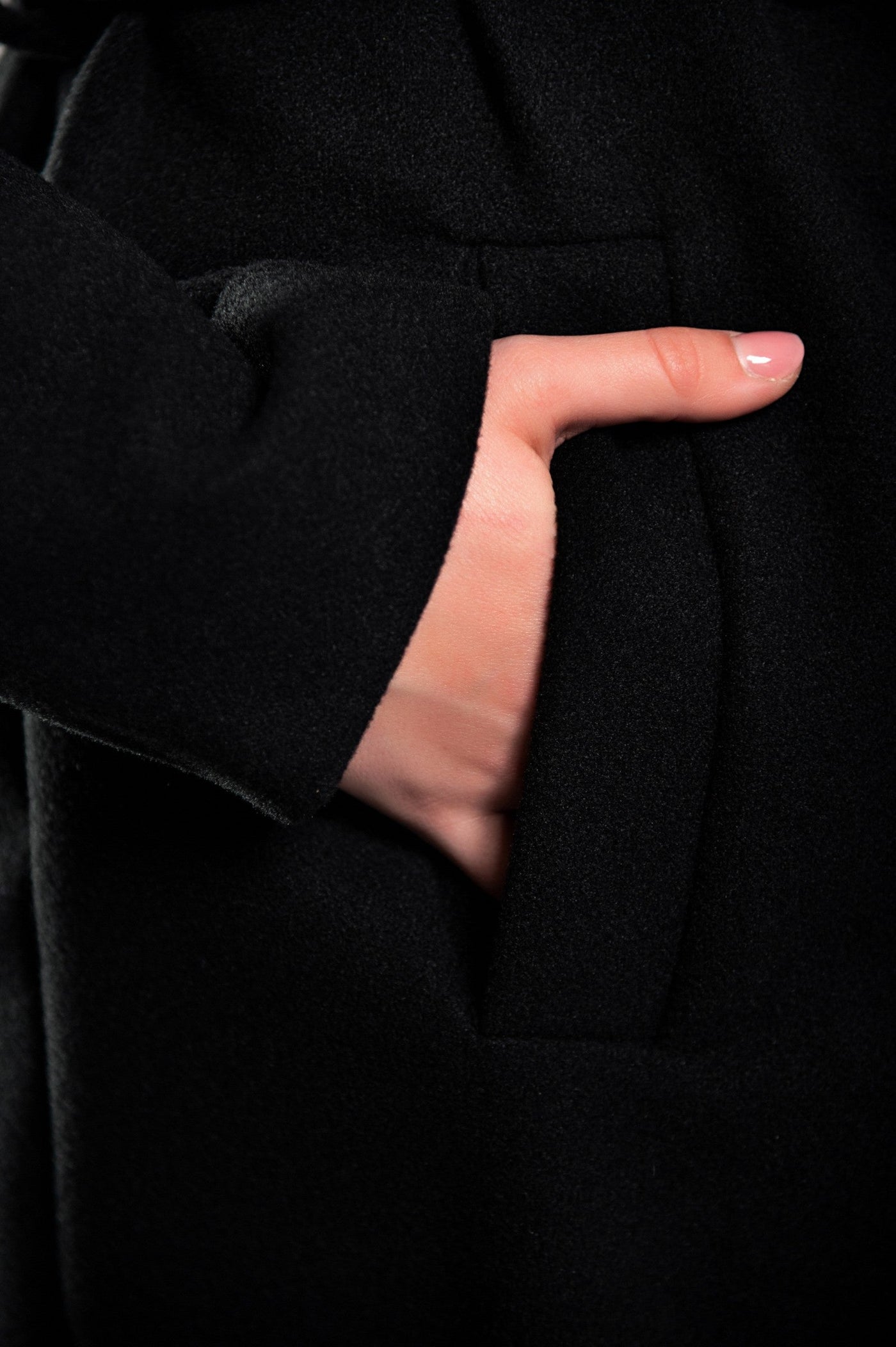 Elegant women's long coat with button closure and sophisticated design
