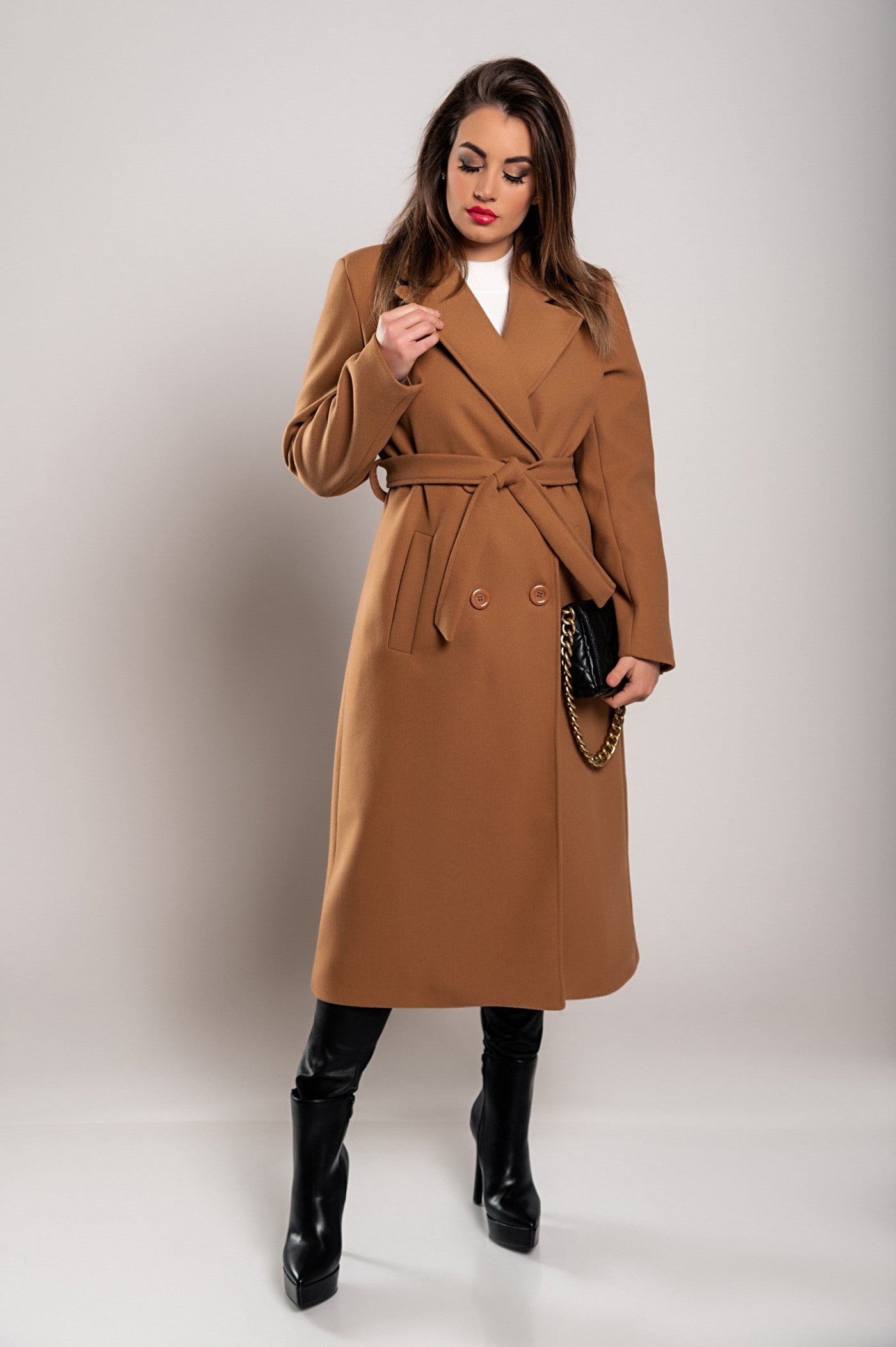 Elegant women's long coat with button closure and sophisticated design