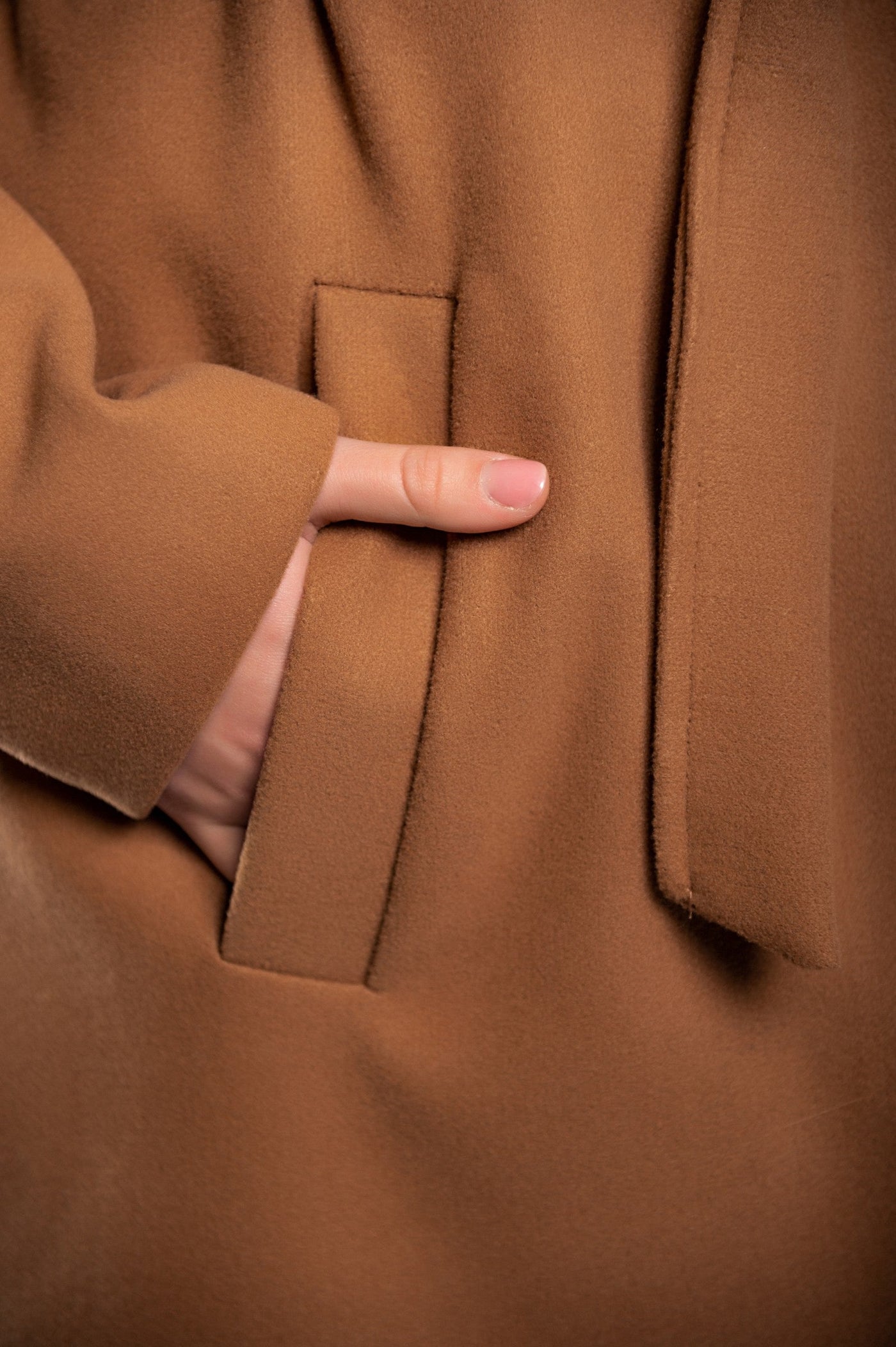 Elegant women's long coat with button closure and sophisticated design