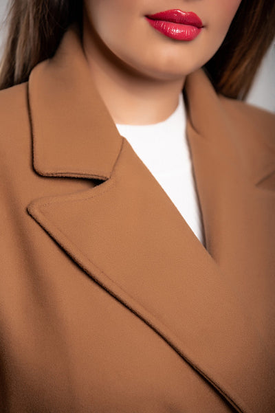 Elegant women's long coat with button closure and sophisticated design