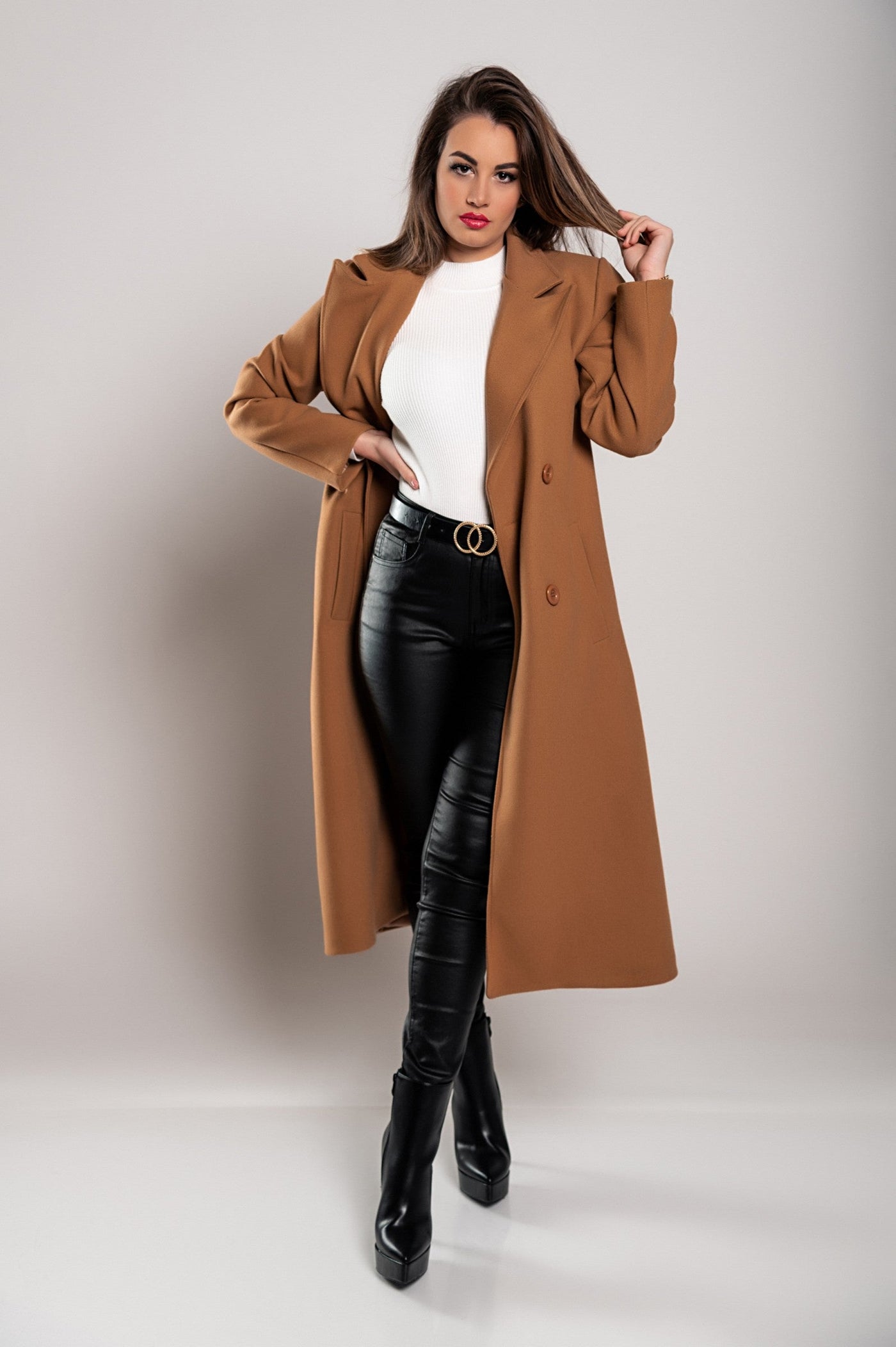 Elegant women's long coat with button closure and sophisticated design