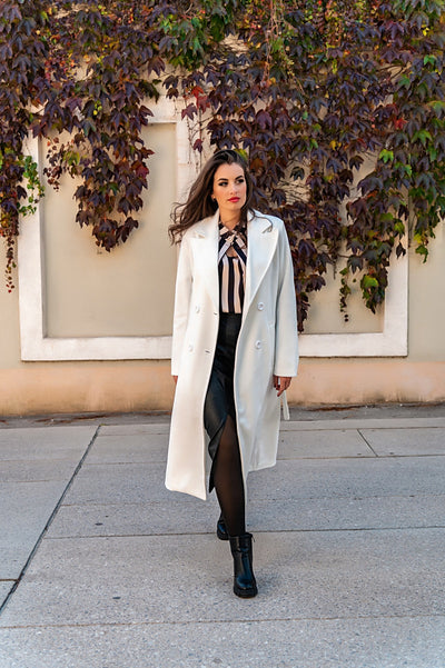 Elegant women's long coat with button closure and sophisticated design