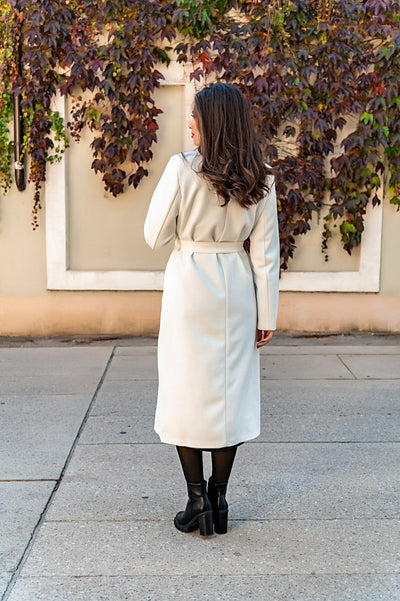 Elegant women's long coat with button closure and sophisticated design