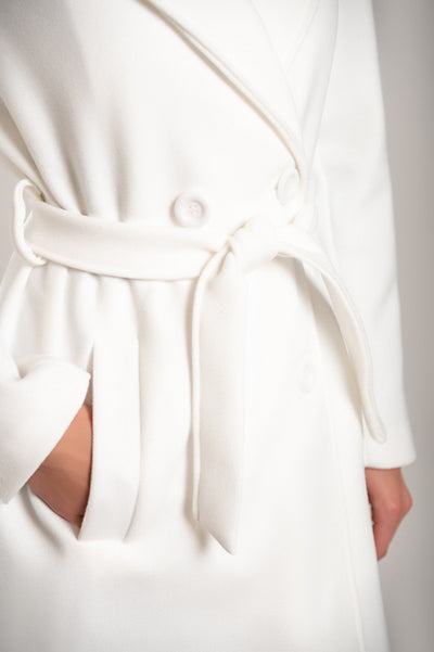 Elegant women's long coat with button closure and sophisticated design