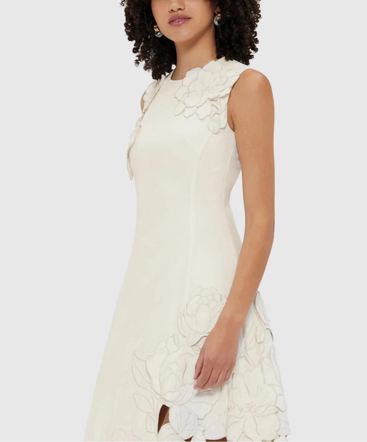 Sleeveless midi dress with elegant details and modern style