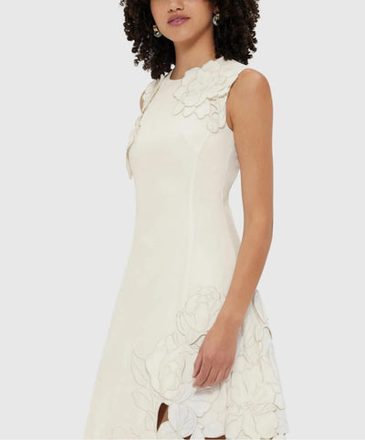 Sleeveless midi dress with elegant details and modern style