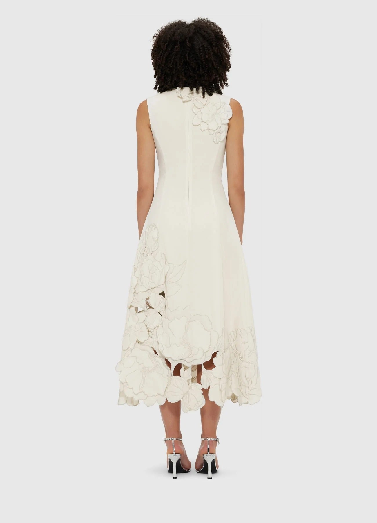 Sleeveless midi dress with elegant details and modern style