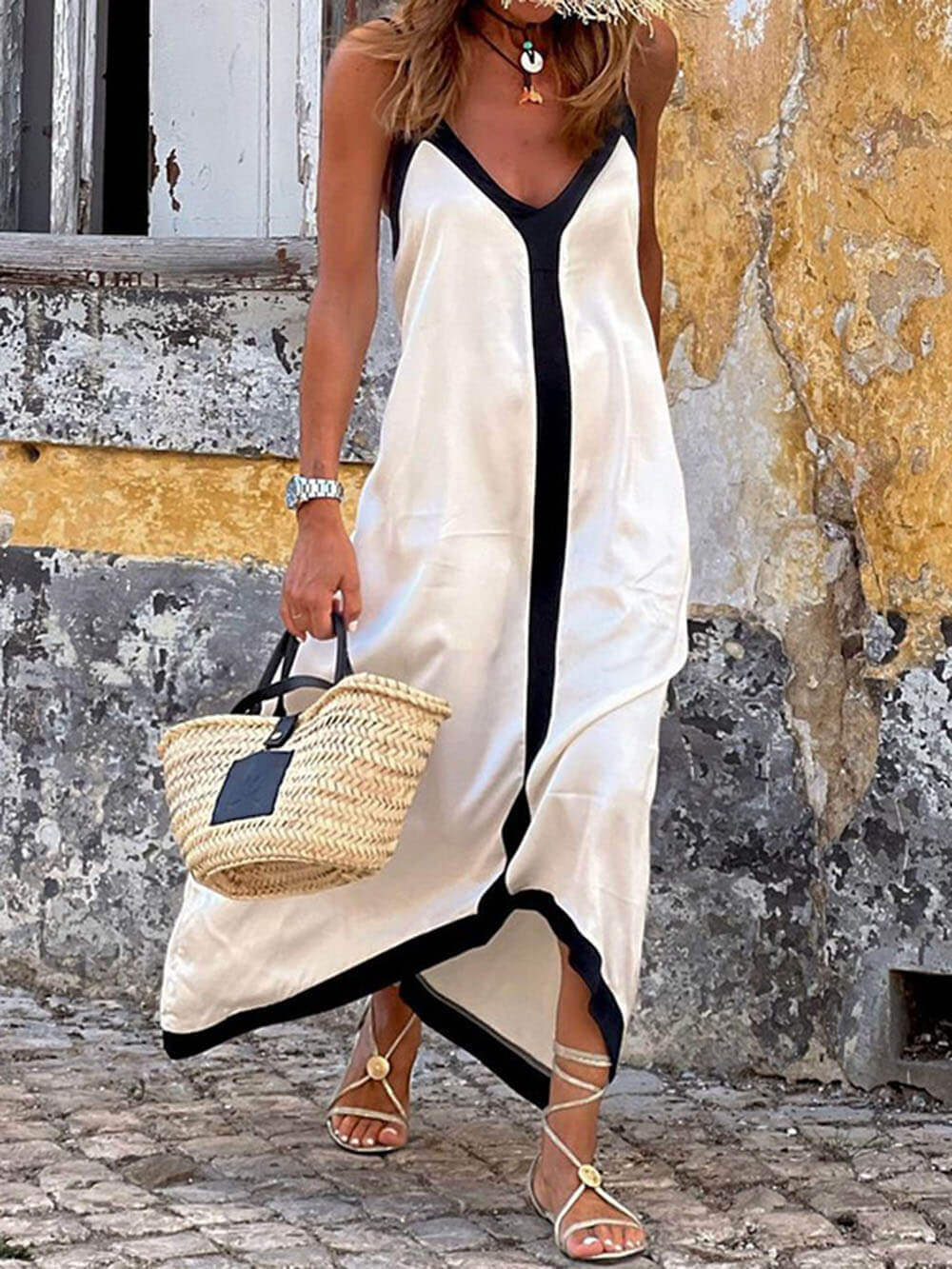 Long sleeveless dress ideal for summer with a modern style