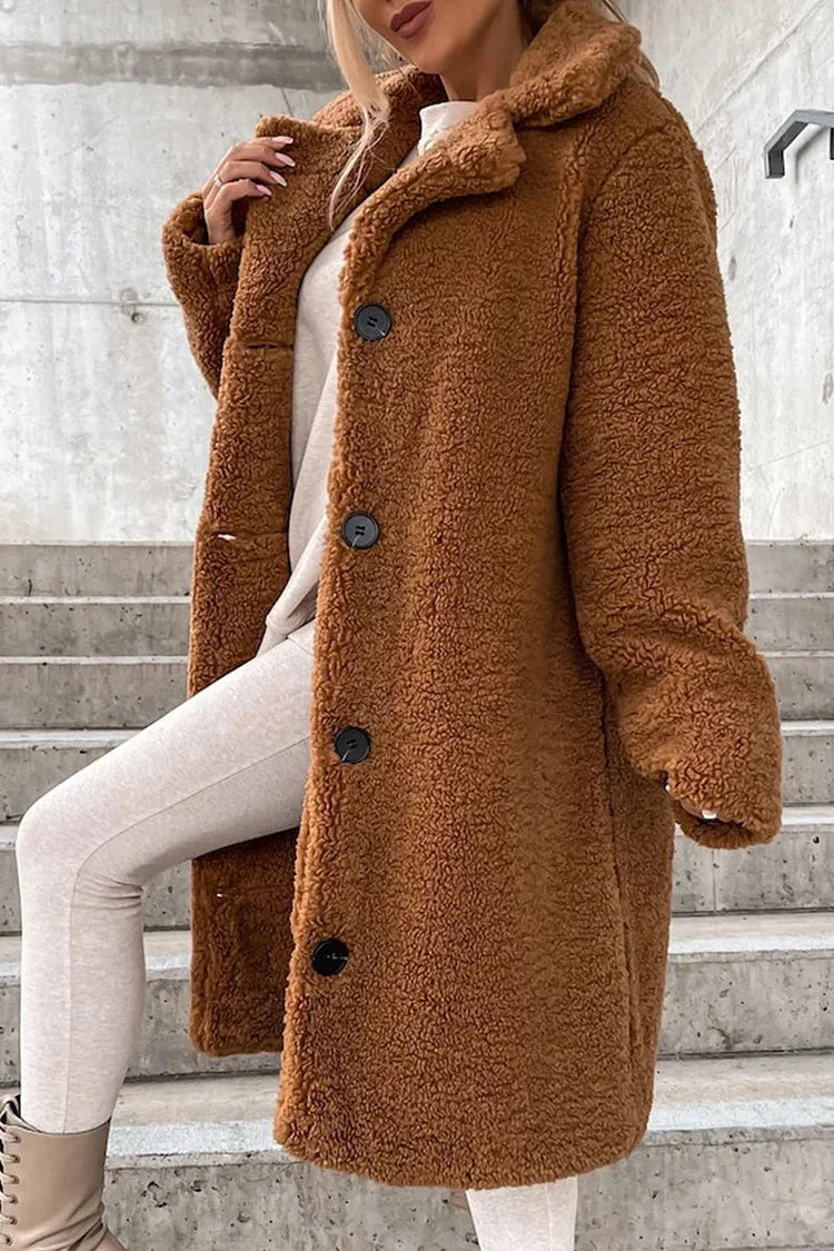 Warm women's coat with a large collar and lapels, long sleeves, ideal for cold days