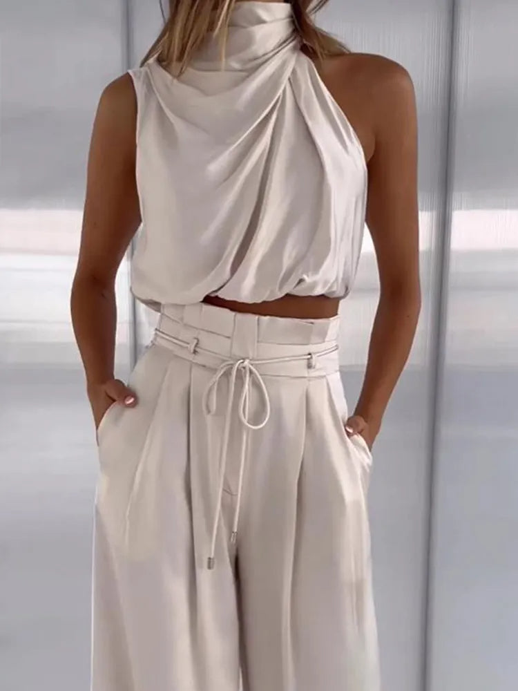 Lena - Elegant sleeveless high-neck suit