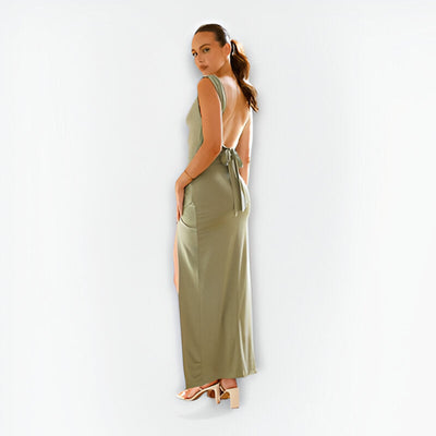 Elegant long dress with a straight neckline, sleeveless and high slit