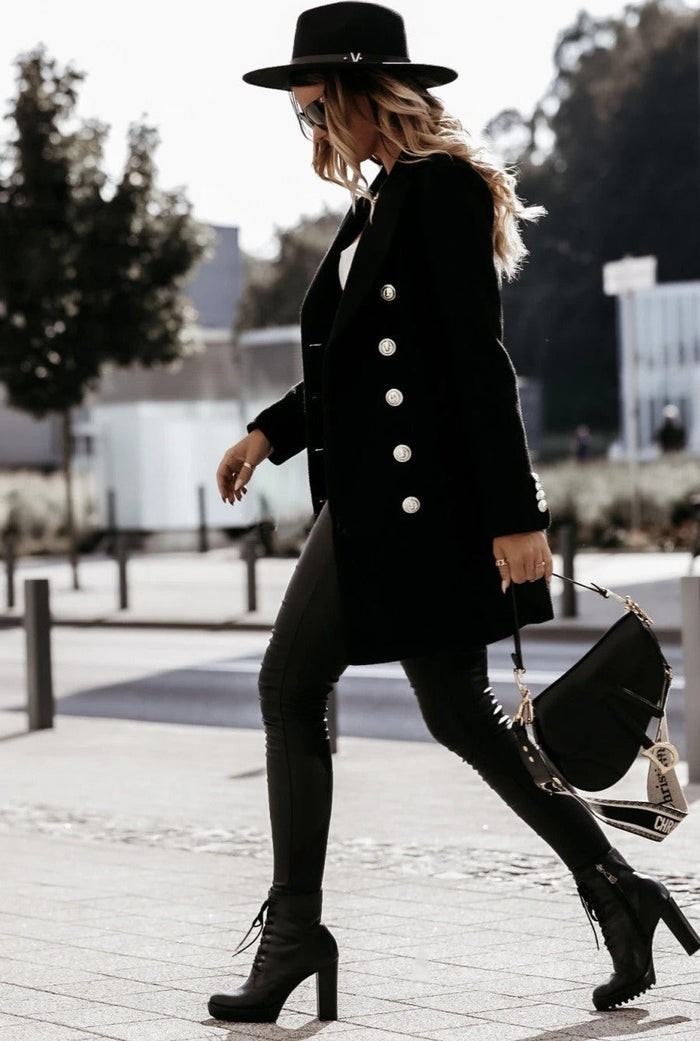 Elegant coat with lapels and button closure for everyday wear