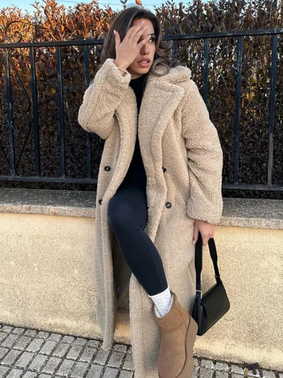 Long women's jacket ideal for autumn with a cozy design