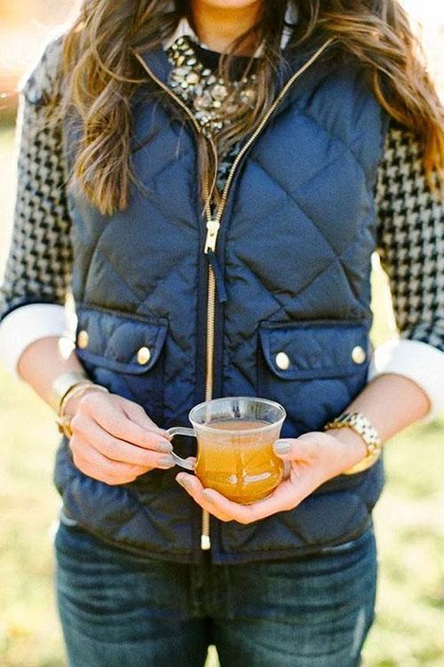 Vest with pockets and plain collar