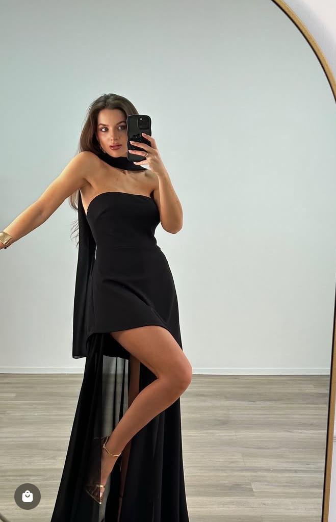 Strapless dress with elegant design and flowing double skirt