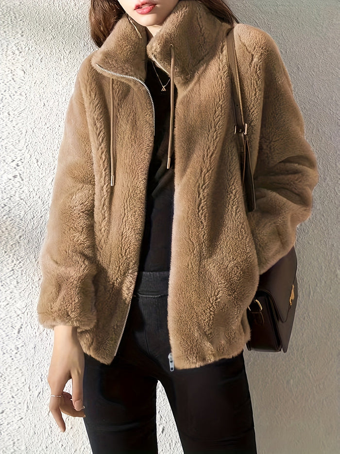 Warm teddy coat with long sleeves and zipper: comfort and convenience