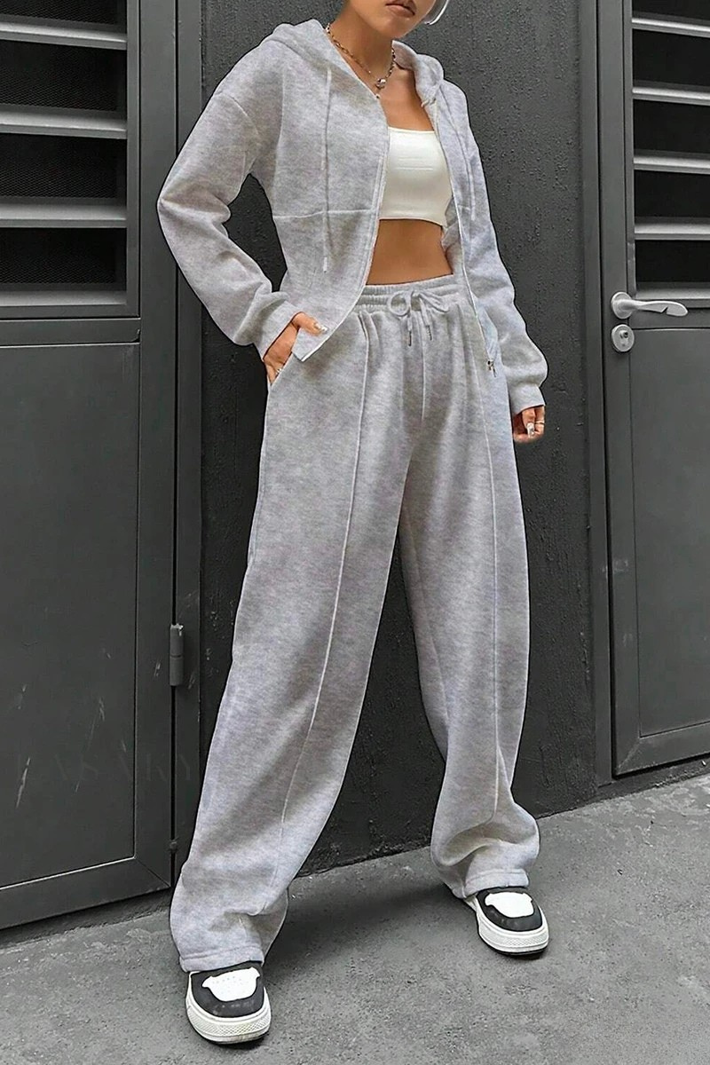 Women's soft sports set with adjustable laces