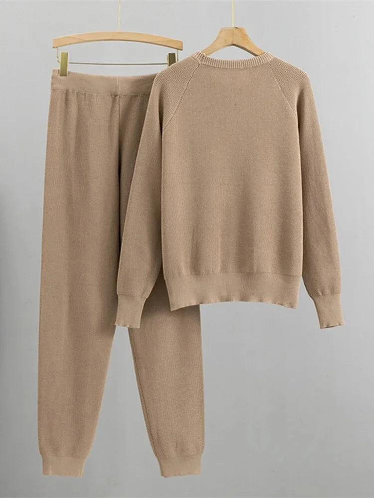 Women's Casual Sweater and Pants Set: A Classic Fall Outfit
