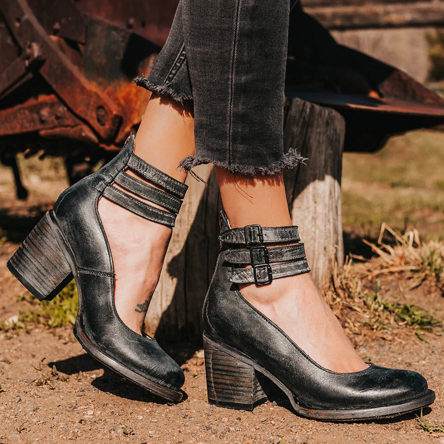 Retro-style heeled shoes with elegant design