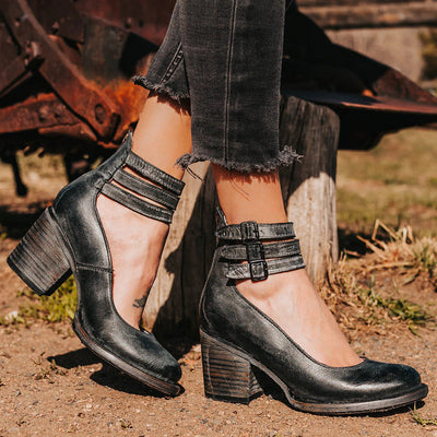 Retro-style heeled shoes with elegant design