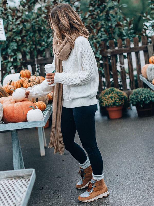 Long-sleeved white knit sweater for an elegant look