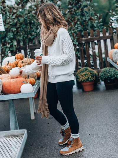 Long-sleeved white knit sweater for an elegant look
