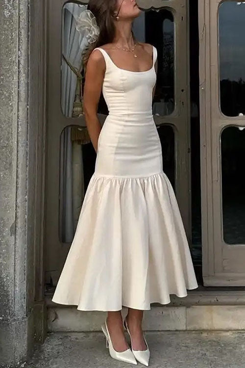 Sleeveless midi dress with a round neckline and ruffles, ideal for an elegant and modern look