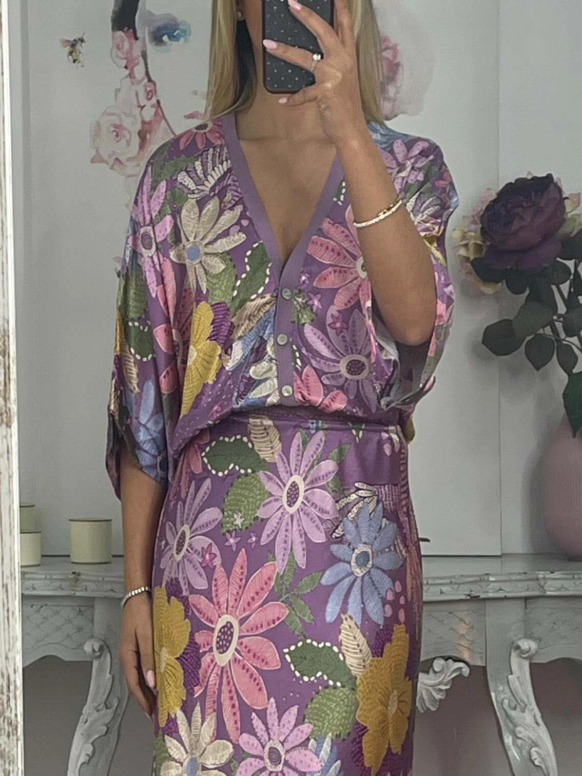 Elegant midi dress with partial buttons and wide sleeves in a floral design
