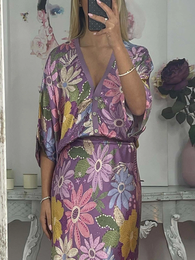 Elegant midi dress with partial buttons and wide sleeves in a floral design