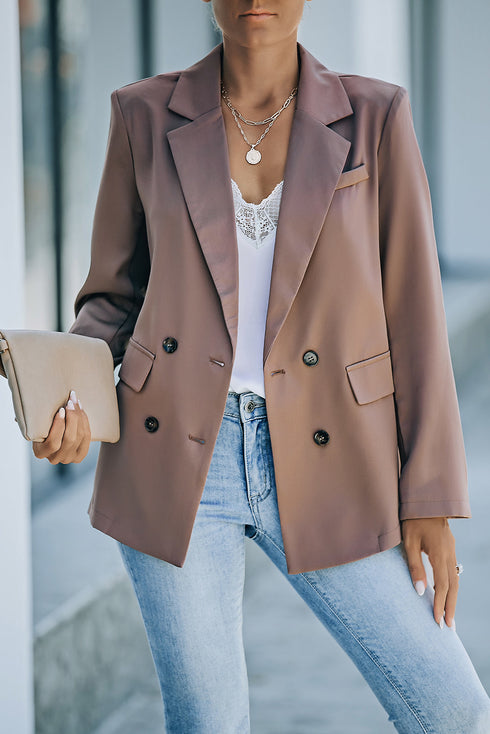 Versatile brown double-breasted coat with pockets for any season
