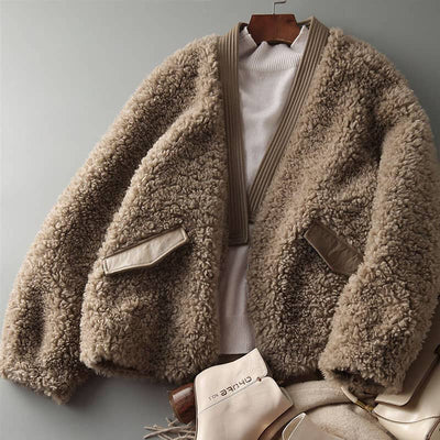 Elegant women's short coat for stylish autumn looks