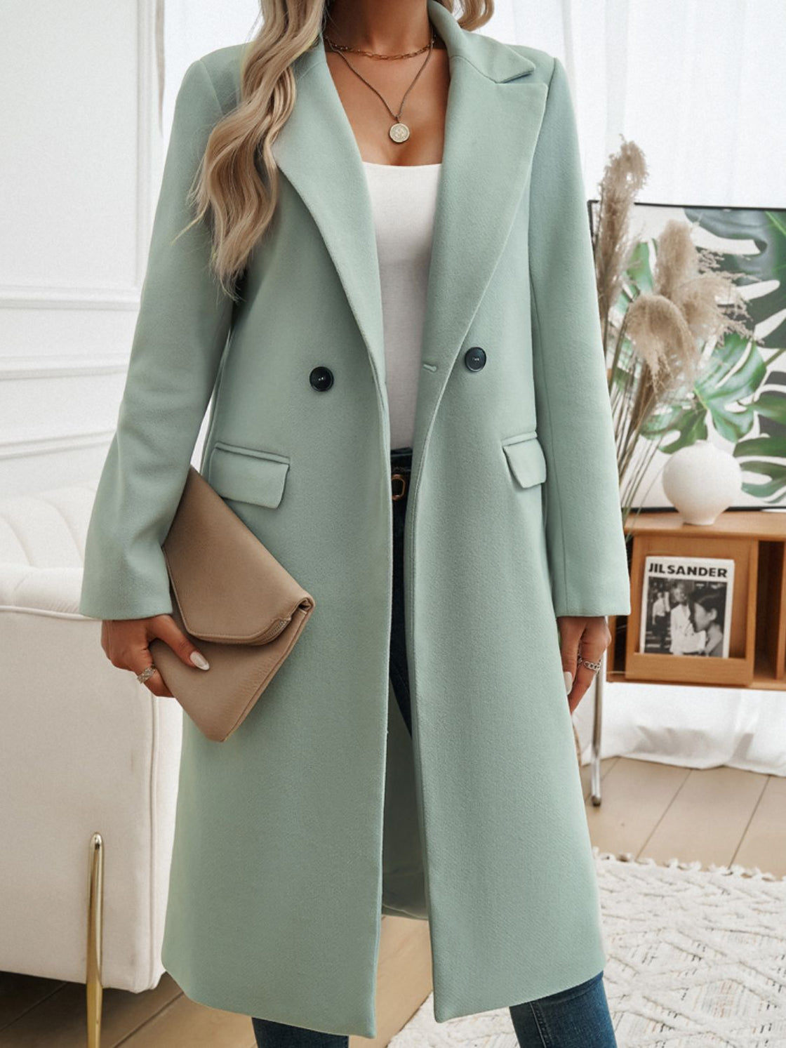 Women's long coat with pockets, collar and long sleeves
