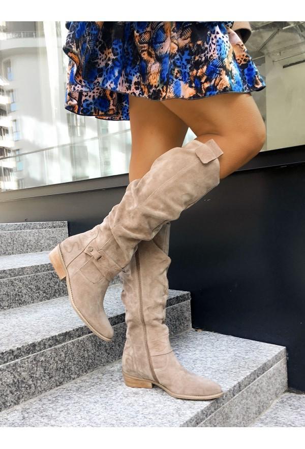 Comfortable women's high boots for fall and winter, perfect for everyday wear.