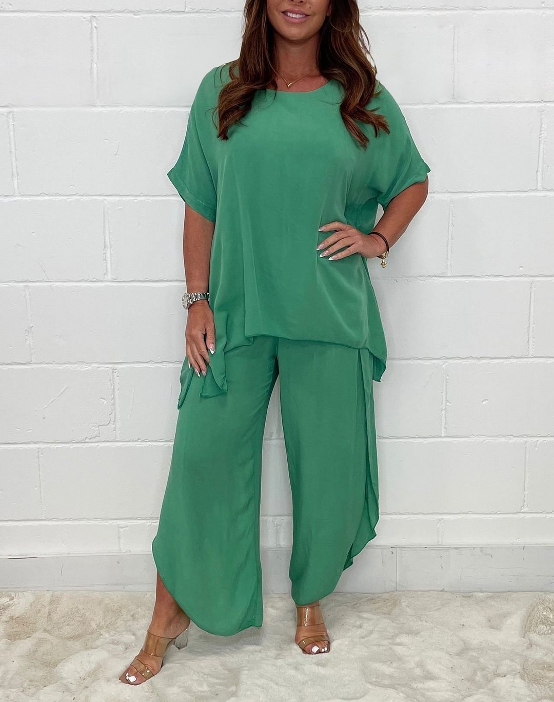 Loose and light set with short-sleeved shirt and midi pants for a casual style