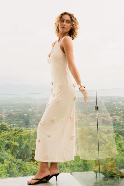 Elegant long dress with straps and refined style