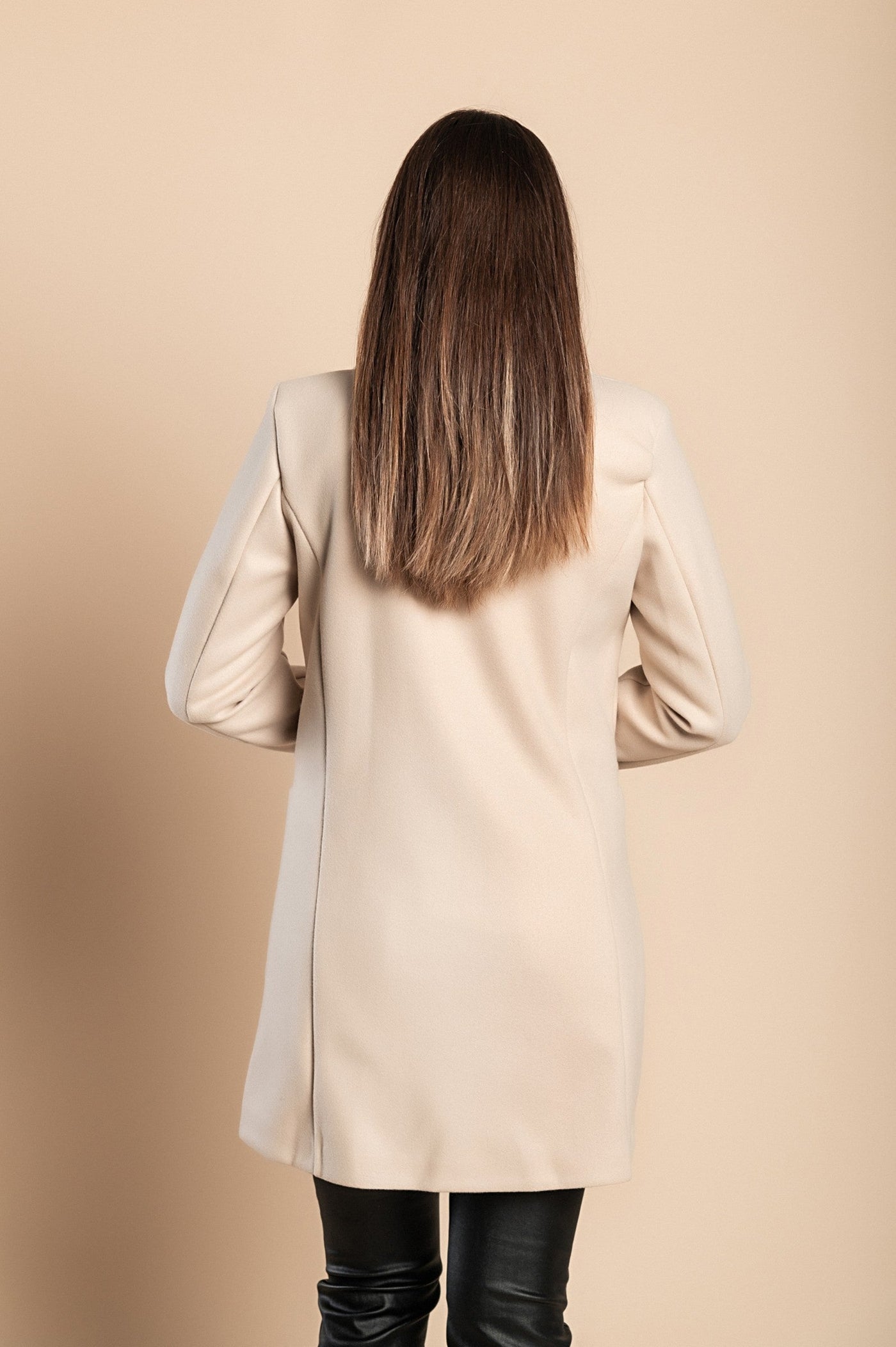 Elegant women's coat with a single button and sophisticated design