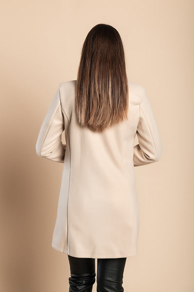 Elegant women's coat with a single button and sophisticated design