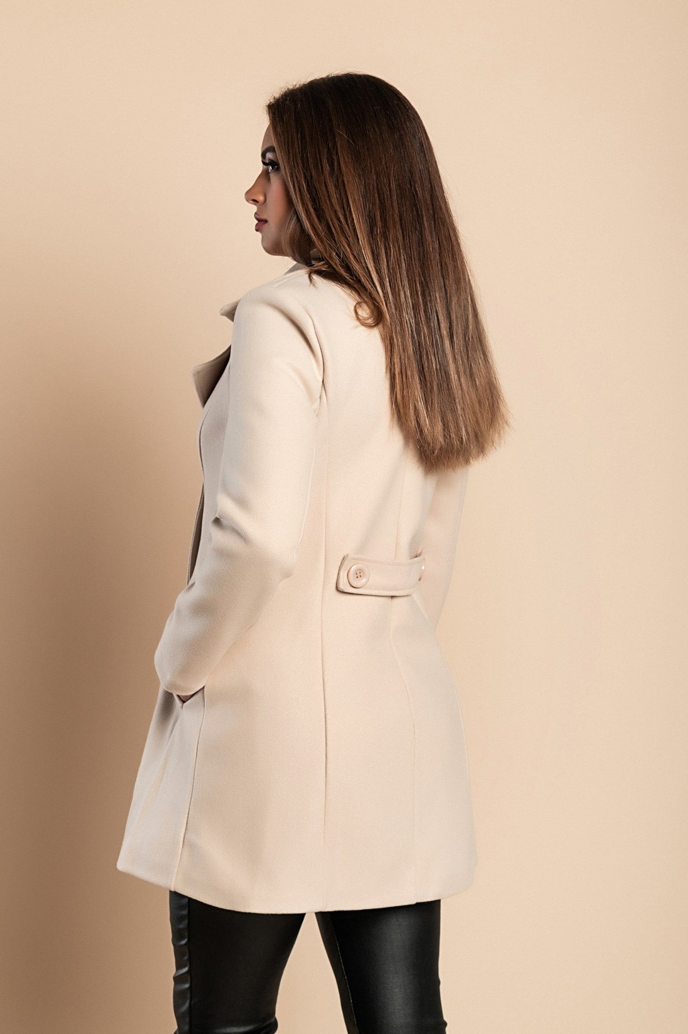 Sophisticated women's coat with elegant button details