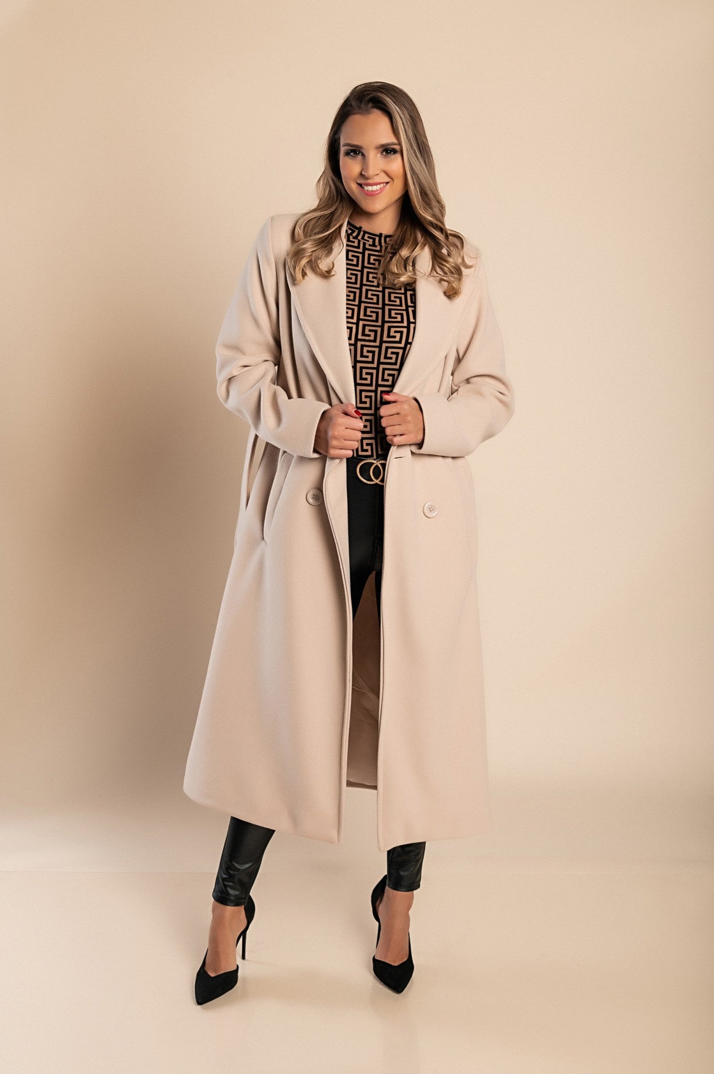 Elegant women's long coat with button closure and sophisticated design