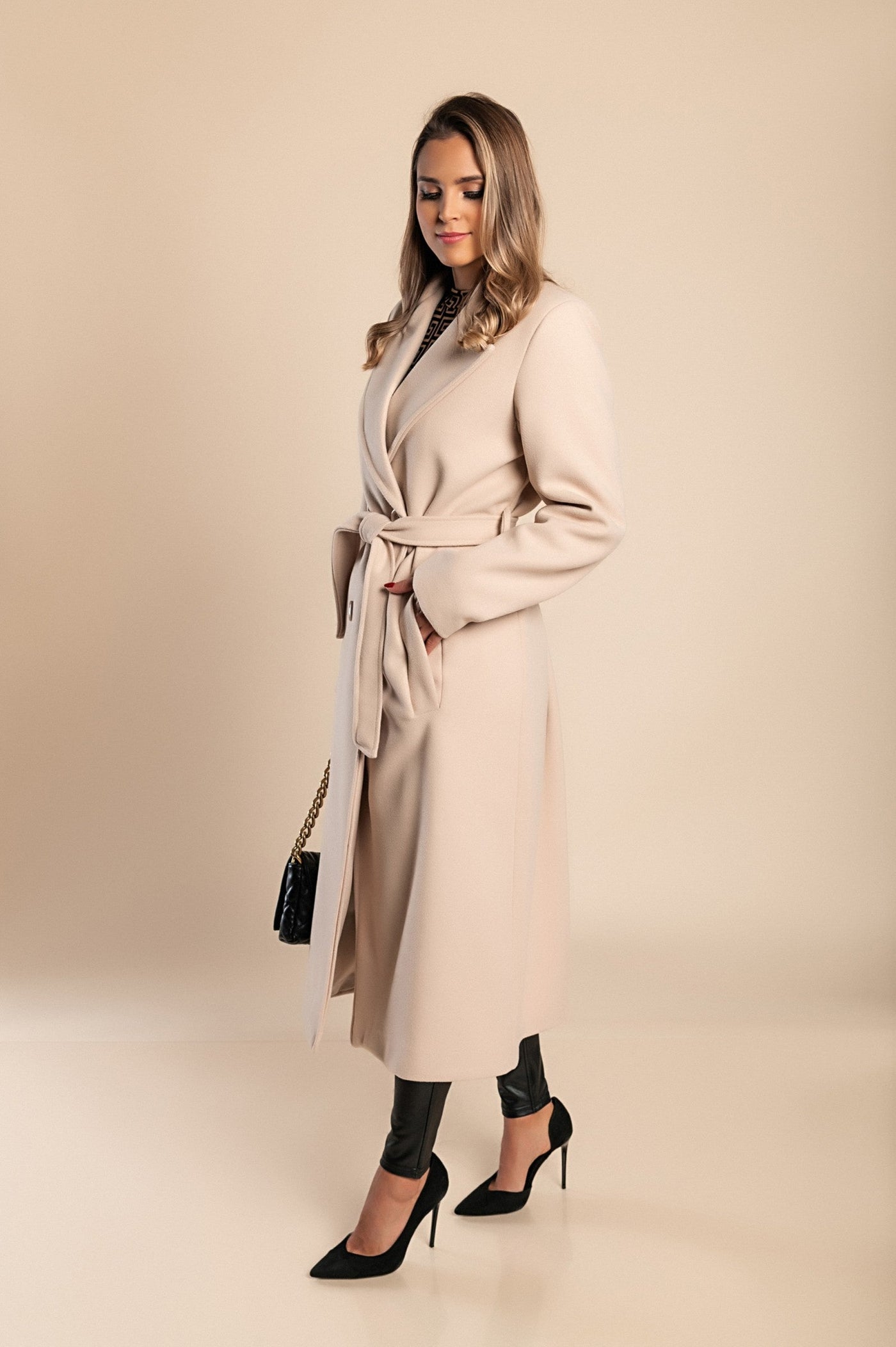 Elegant women's long coat with button closure and sophisticated design