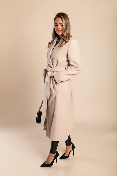 Elegant women's long coat with button closure and sophisticated design