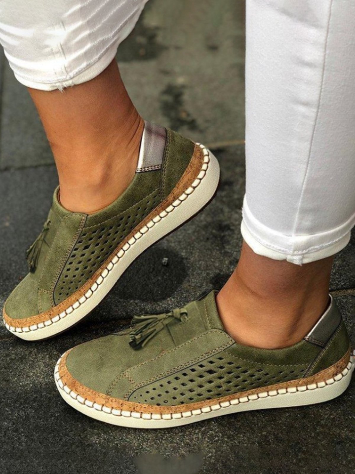 Claudia - Women's casual sneakers with round toe and flat heel