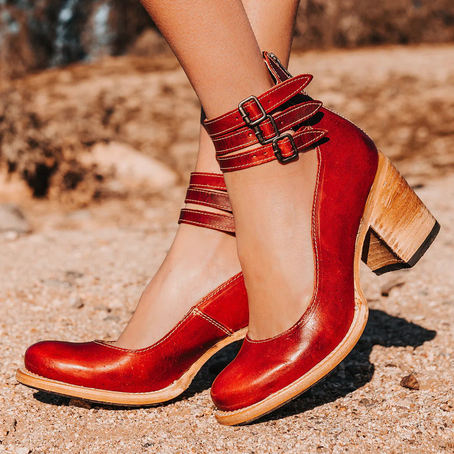 Retro-style heeled shoes with elegant design