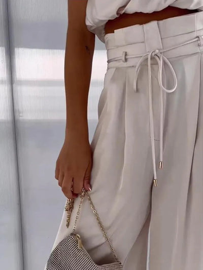 Lena - Elegant sleeveless high-neck suit
