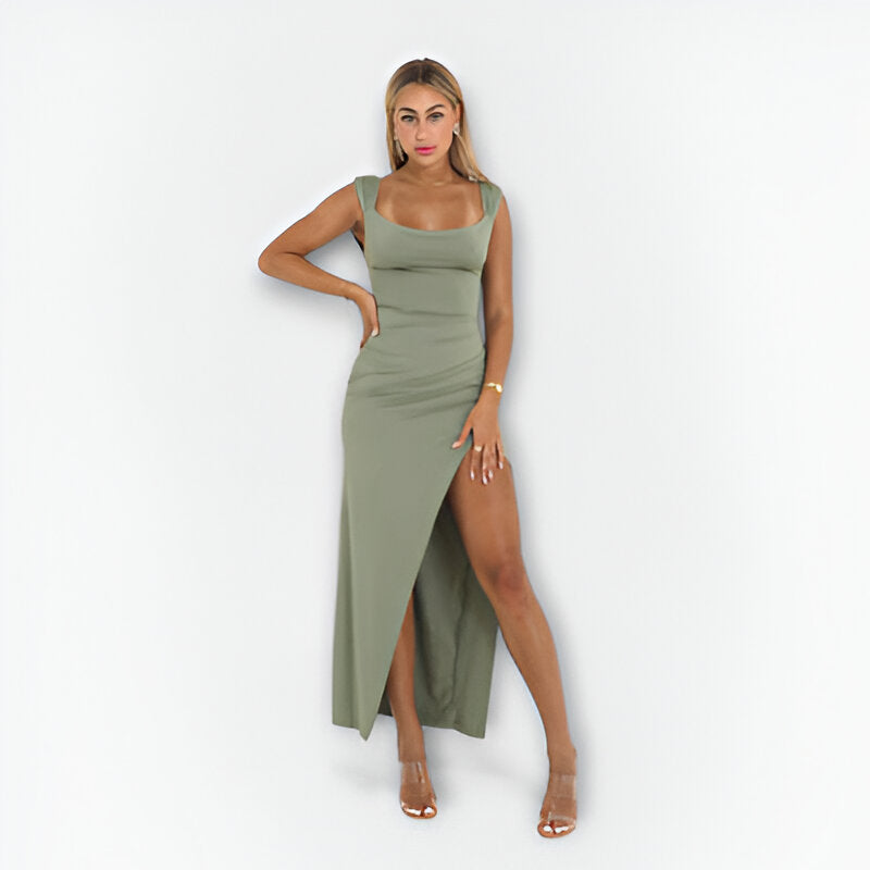 Elegant long dress with a straight neckline, sleeveless and high slit